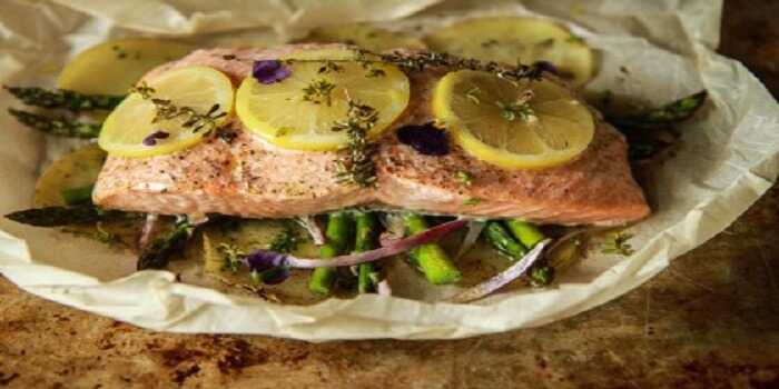 How to bake salmon in parchment paper?