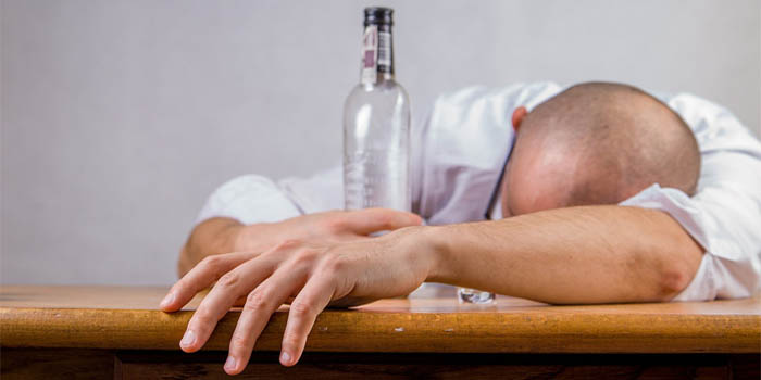How does alcohol affect weight loss?